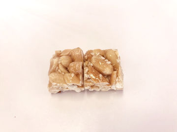 La nuez llena del caramelo de la nutrición agrupa las pequeñas gusto curruscante mezclado del crujido del pedazo cinco nueces