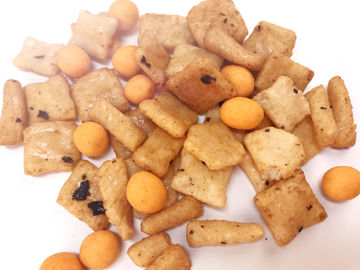 Bocados mezclados asados puros salados sabrosos de los cacahuetes revestidos de la mezcla de la galleta del arroz