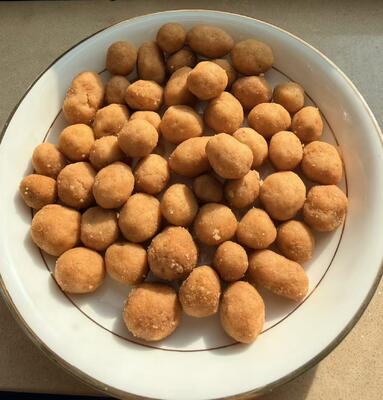 Envases de cacahuetes asados, horneados, salados y recubiertos