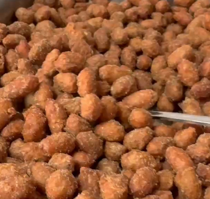 Compra en caliente de cacahuetes crujientes de ajo negro asados - Irresistible