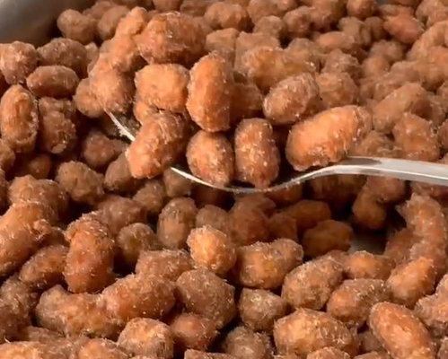 Compra en caliente de cacahuetes crujientes de ajo negro asados - Irresistible
