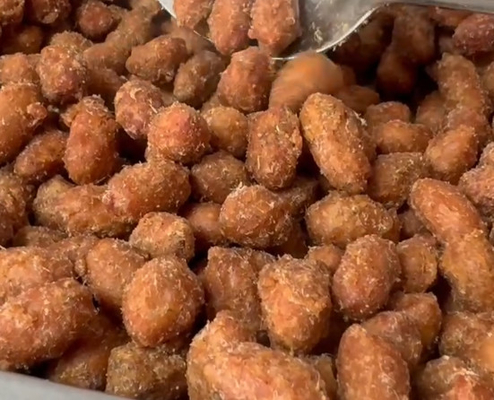 Compra en caliente de cacahuetes crujientes de ajo negro asados - Irresistible