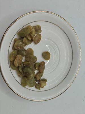 Chips de frijoles amarillos con infusión de ajo de oro negro