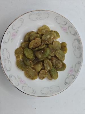 Chips de frijoles amarillos con infusión de ajo de oro negro