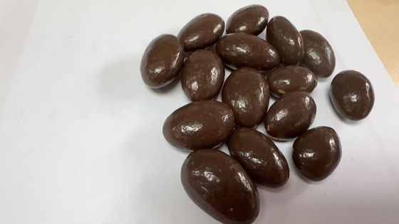 Frutos secos cubiertos de chocolate (almendras) y frutos secos cubiertos de chocolate de yogur (almendras)