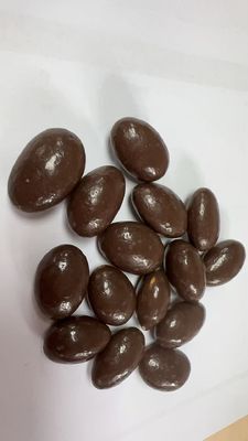 Frutos secos cubiertos de chocolate (almendras) y frutos secos cubiertos de chocolate de yogur (almendras)