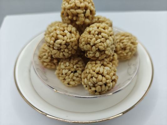 Paquetes a granel de bolas de arroz con frutos secos y alto contenido de proteínas, origen del país