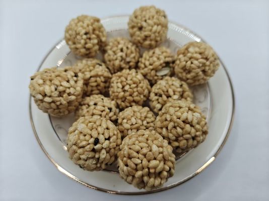 Paquetes a granel de bolas de arroz con frutos secos y alto contenido de proteínas, origen del país