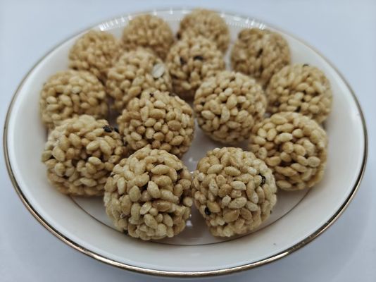 Paquetes a granel de bolas de arroz con frutos secos y alto contenido de proteínas, origen del país
