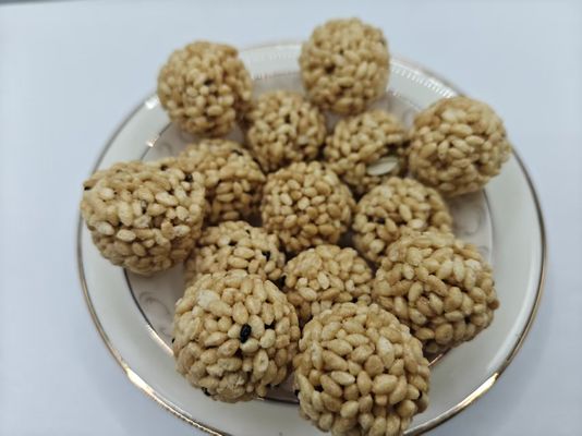 Paquetes a granel de bolas de arroz con frutos secos y alto contenido de proteínas, origen del país