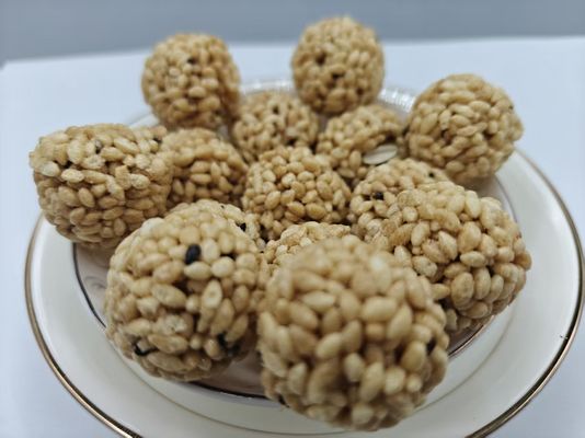Paquetes a granel de bolas de arroz con frutos secos y alto contenido de proteínas, origen del país
