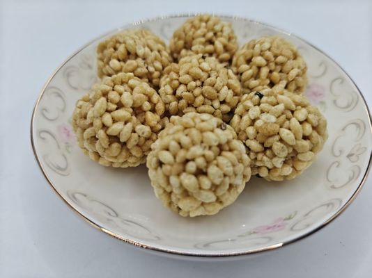 Paquetes a granel de bolas de arroz con frutos secos y alto contenido de proteínas, origen del país