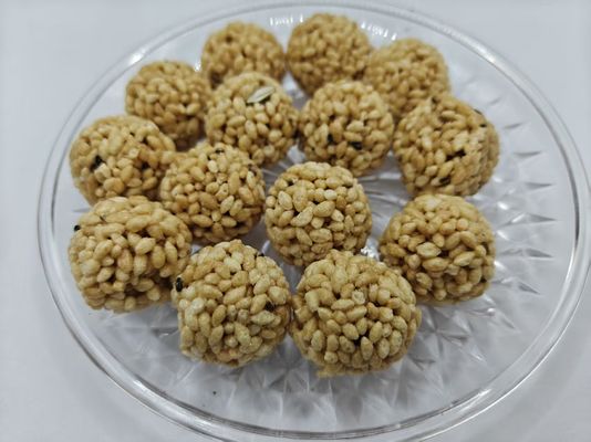 Paquetes a granel de bolas de arroz con frutos secos y alto contenido de proteínas, origen del país