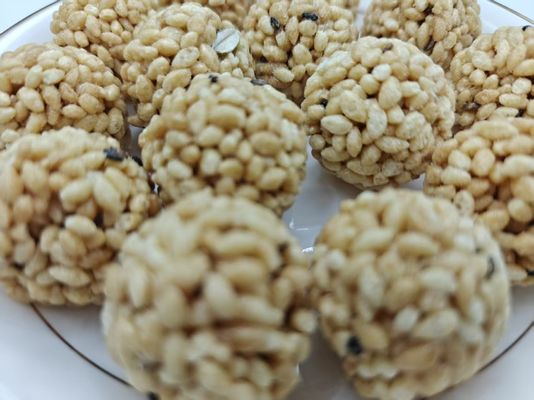Paquetes a granel de bolas de arroz con frutos secos y alto contenido de proteínas, origen del país
