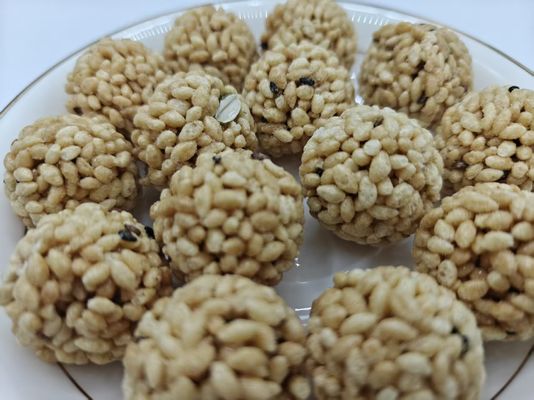 Paquetes a granel de bolas de arroz con frutos secos y alto contenido de proteínas, origen del país