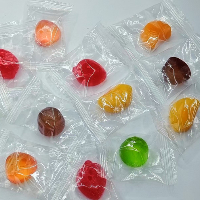 Caramelos de goma coloridos envueltos individualmente para fiestas, eventos y disfrute diario