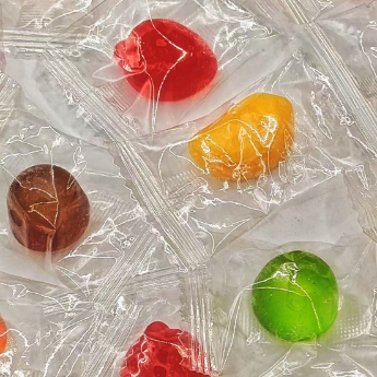 Caramelos de goma coloridos envueltos individualmente para fiestas, eventos y disfrute diario