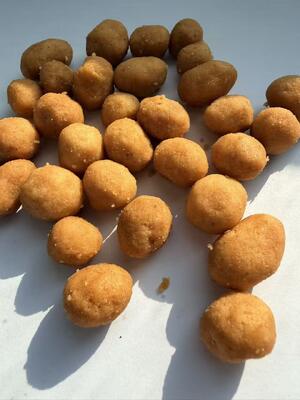 Envases de cacahuetes asados, horneados, salados y recubiertos