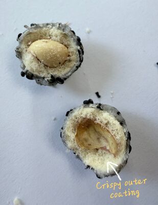 Peta de sésamo negro con cinco granos negros con un revestimiento exterior crujiente y cacahuete gordito dentro - Snack de soja