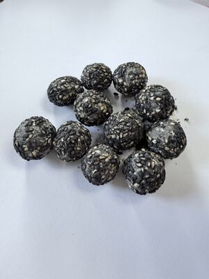 Peta de sésamo negro con cinco granos negros con un revestimiento exterior crujiente y cacahuete gordito dentro - Snack de soja