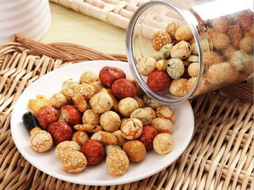 Los bocados salados de la comida fresca de la mezcla de la galleta del arroz, las galletas curruscantes del arroz liberan de freír