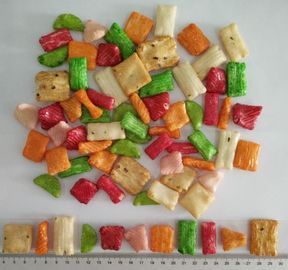Las galletas coloridas HALAL del arroz del sabor de la salsa de soja se mezclan