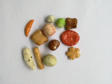 El certificado Halal cubrió los cacahuetes mezclados saló los bocados coloridos de las galletas picantes del arroz