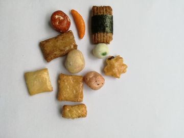 Mezcla cocida curruscante de la galleta del arroz con los guisantes verdes de los cacahuetes revestidos