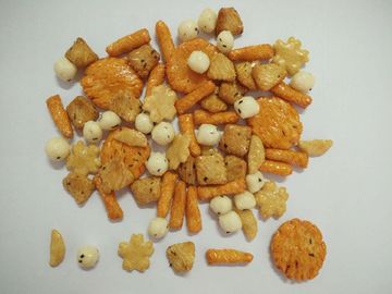 La salsa de soja condimenta diversas formas del arroz de la mezcla curruscante de la galleta deliciosas