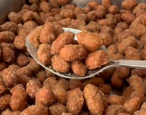 Compra en caliente de cacahuetes crujientes de ajo negro asados - Irresistible