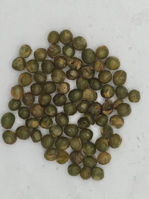 Huevos de soja verdes de color esmeralda con infusión de ajo dorado negro