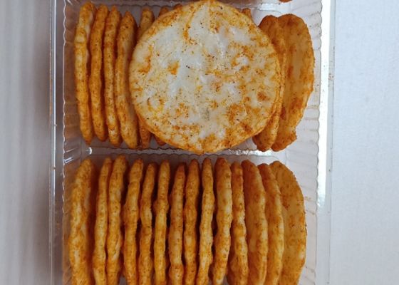 La BARBACOA de BRC no GMO asó los bocados redondos de las galletas del arroz sabrosos y los gustos curruscantes