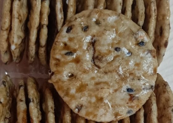 Ningún sabor de la salsa de soja del sésamo que coloreaba asó los bocados curruscantes de las galletas del arroz toda la edad