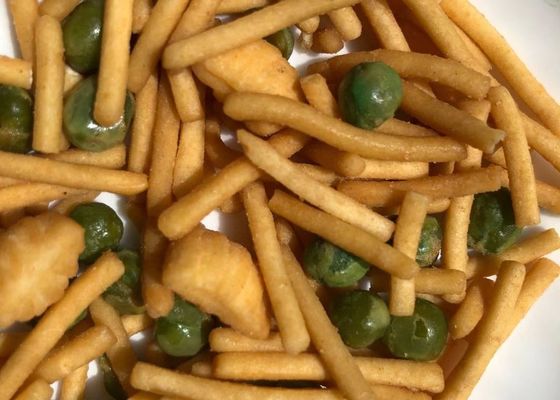 Bolso de la almohada del nitrógeno que embala la mezcla curruscante de la galleta del arroz con los guisantes verdes