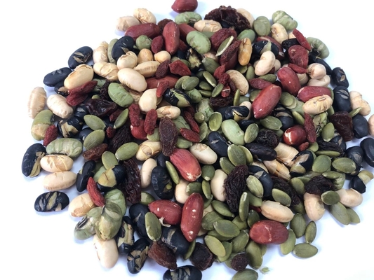Frutos secos asados mezclados naturales llenos de las habas y de las nueces del vegano sanos